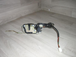 Serrure avant gauche TOYOTA...