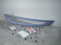 Enjoliveur de phare gauche...