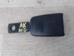 Attache ceinture avant...